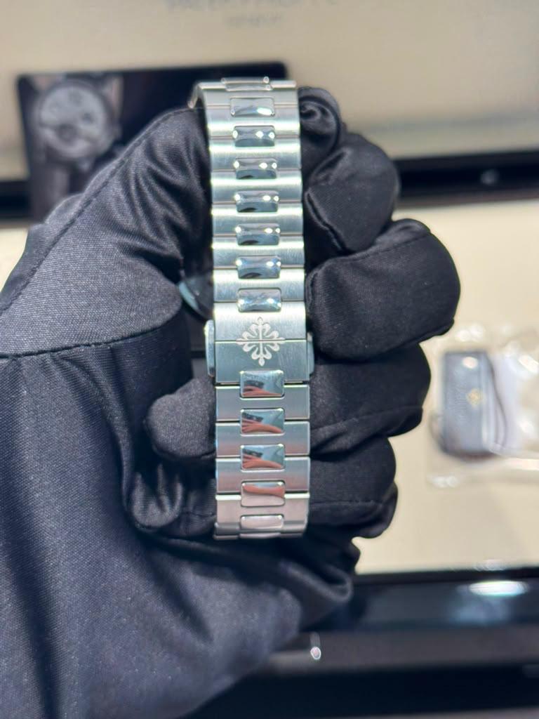 Patek Philippe Nautilus - 40 MM - Steel - 5712/1A-001