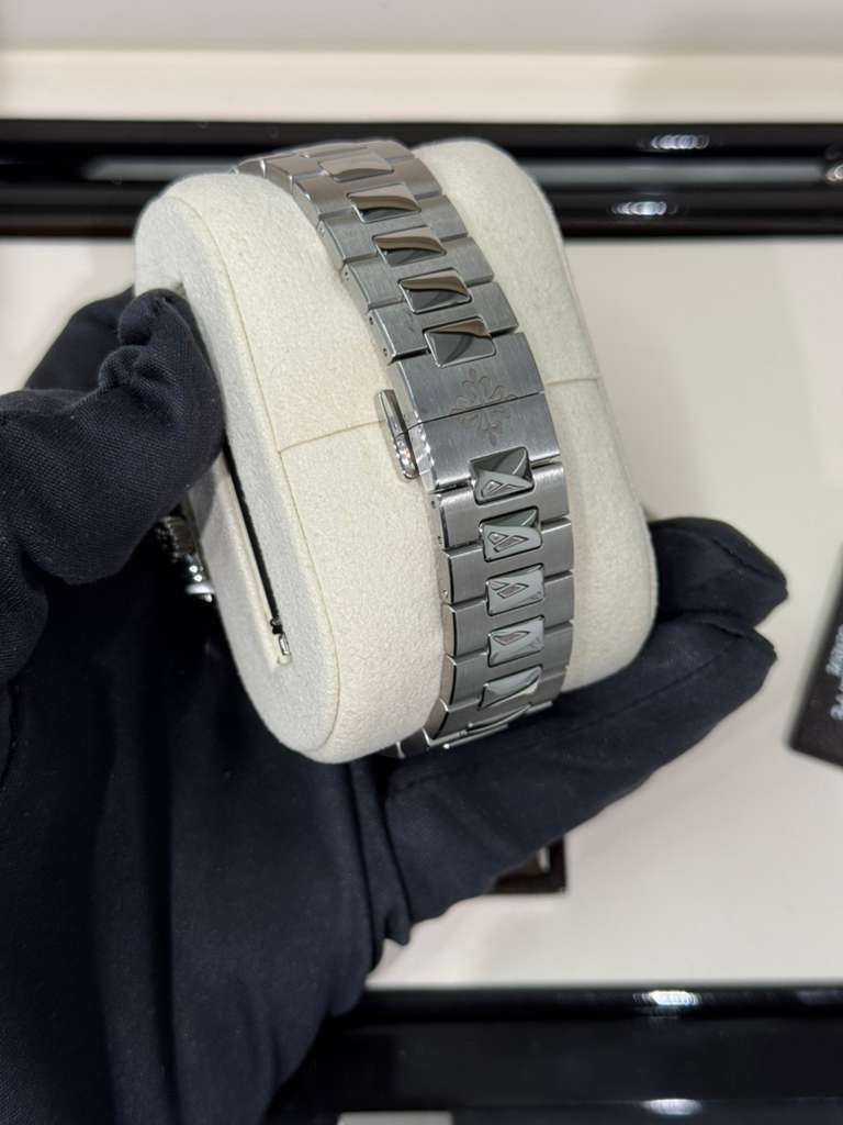 Patek Philippe Nautilus - 40.5 MM - Steel - 5726/1A-014