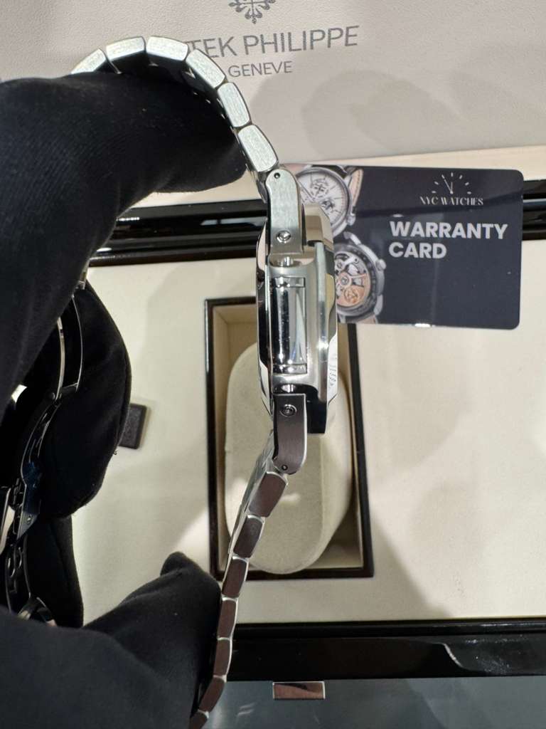 Patek Philippe Nautilus - 40.5 MM - Steel - 5726/1A-014