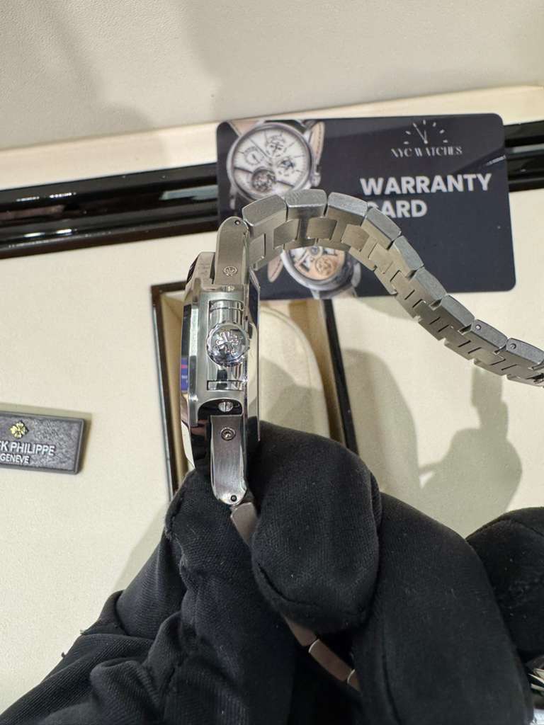 Patek Philippe Nautilus - 40.5 MM - Steel - 5726/1A-014