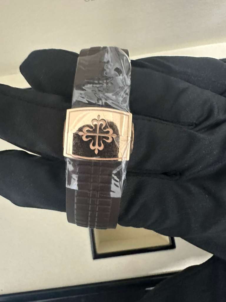 Patek Philippe Aquanaut - 42.20 MM -Rose Gold - 5968R-001