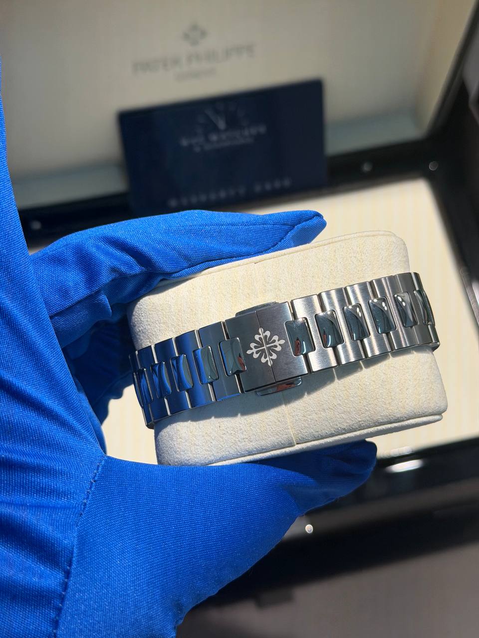 Patek Philippe Nautilus - 40 MM - Stainless Steel - 5990/1A-011