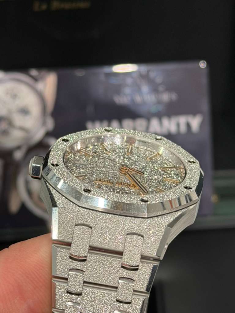 Audemars Piguet Royal Oak Frosted Gold Selfwinding 34 MM - White Gold Bracelet - Rhodium-plated Dial - 77450BC.GG.1361BC.01