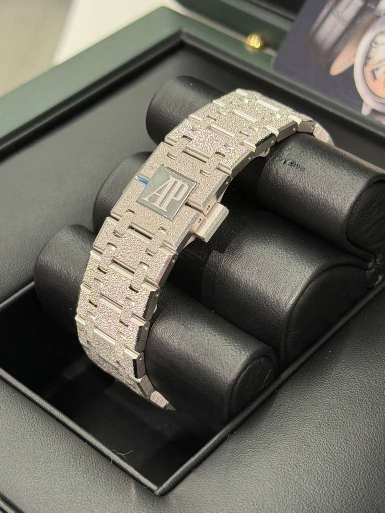 Audemars Piguet Royal Oak Frosted Gold Selfwinding 34 MM - White Gold Bracelet - Rhodium-plated Dial - 77450BC.GG.1361BC.01