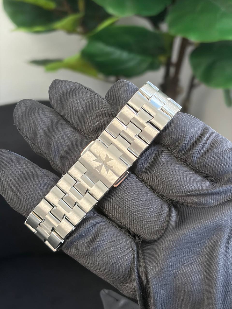 Vacheron Constantin Overseas Dual Time Stainless Steel 41MM - Stainless Steel Bracelet - Silver Dial - 7900V/110A-B333
