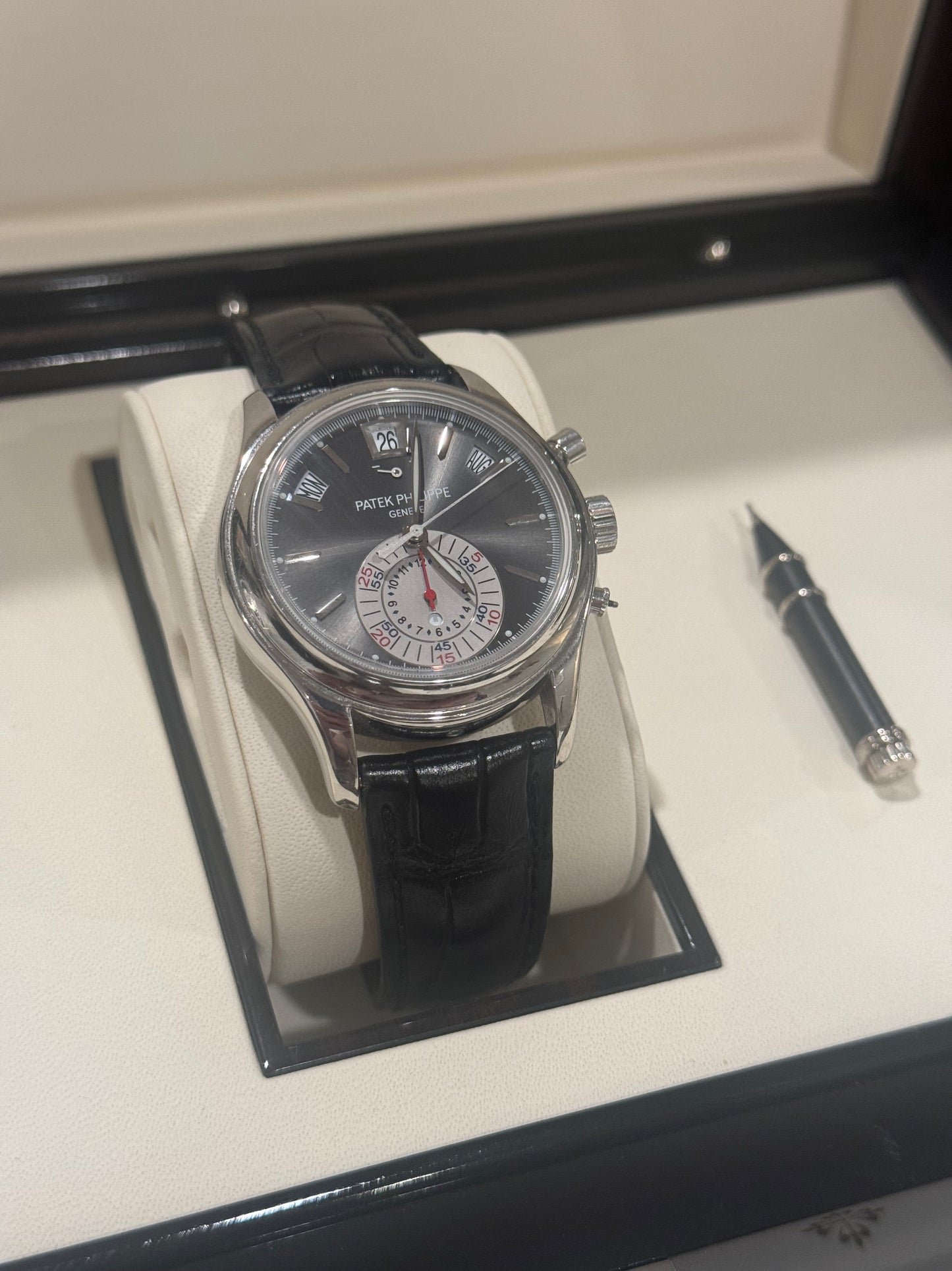 Patek Philippe - Annual Calendar Chronograph - 40.5 MM - Platinum - Grey Dial - 5960P