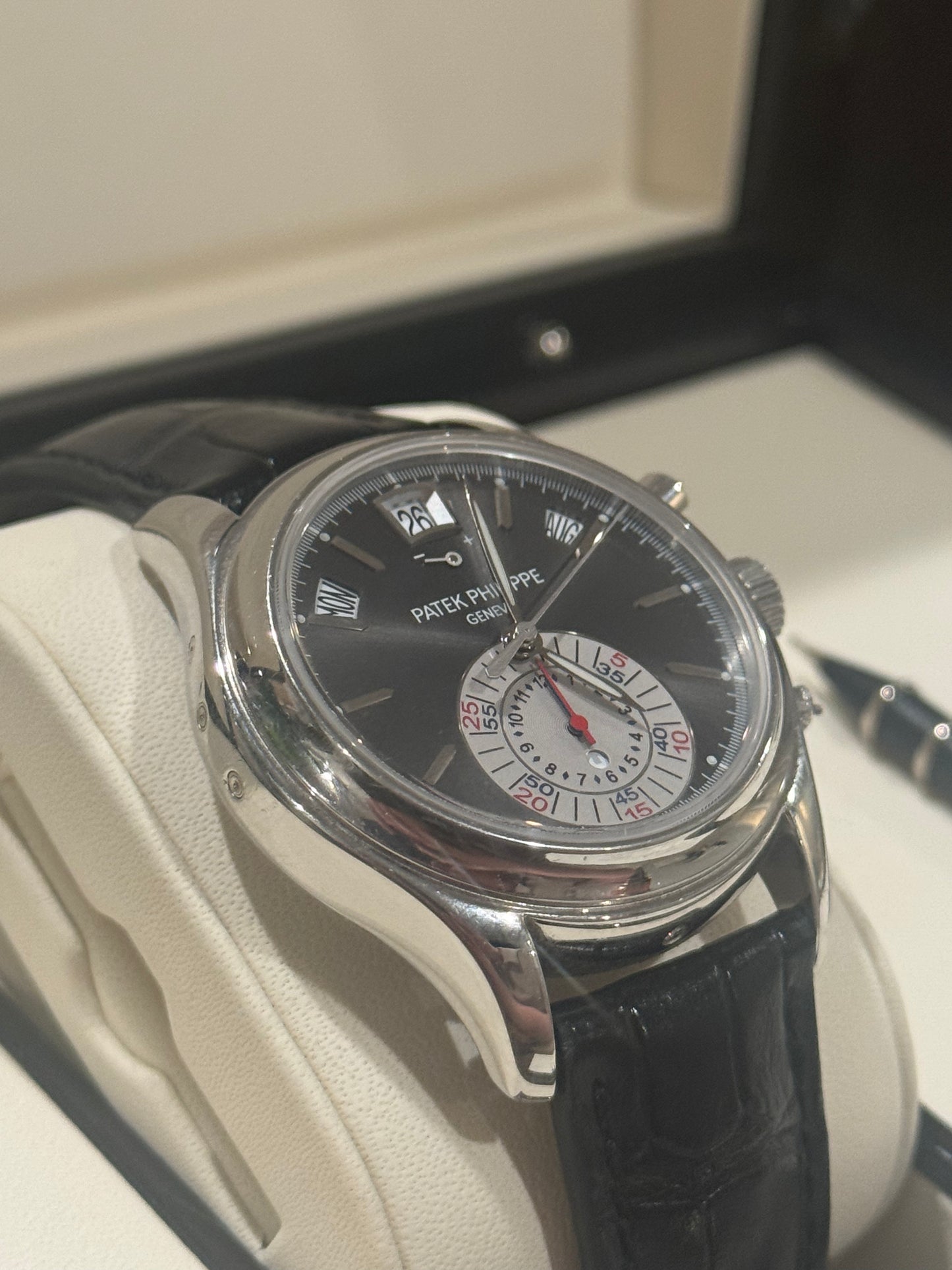 Patek Philippe - Annual Calendar Chronograph - 40.5 MM - Platinum - Grey Dial - 5960P
