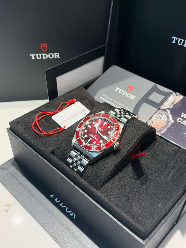 Tudor Black Bay 58 - 39 MM - Stainless Steel - Burgundy Dial - Stainless Steel Bracelet - M7939A1A0RU-0001