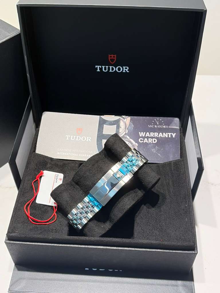 Tudor Black Bay 58 - 39 MM - Stainless Steel - Burgundy Dial - Stainless Steel Bracelet - M7939A1A0RU-0001