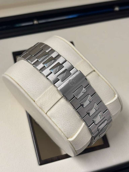 Patek Philippe Nautilus 40 MM - Steel - 5711/1A-010