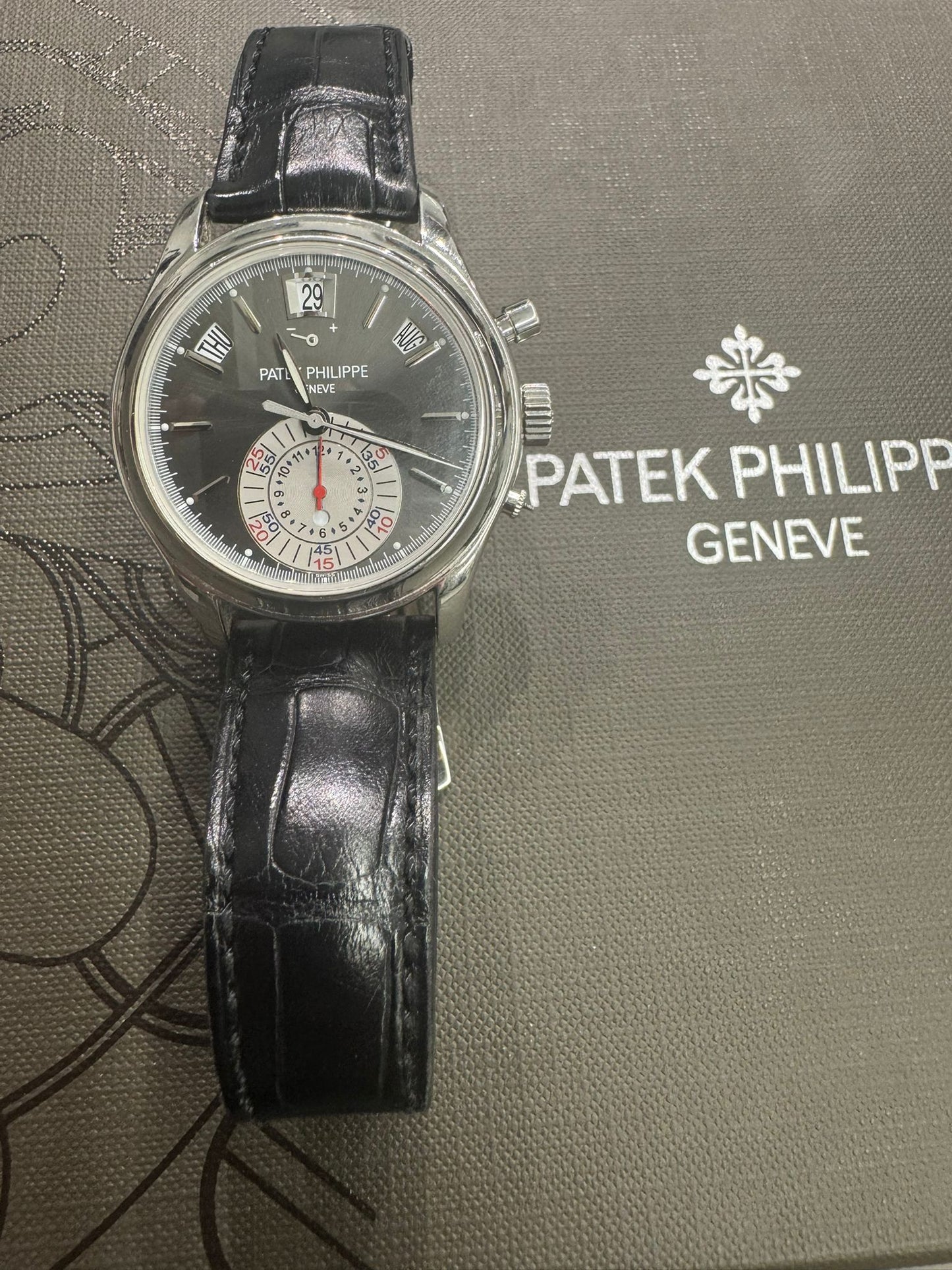 Patek Philippe - Annual Calendar Chronograph - 40.5 MM - Platinum - Grey Dial - 5960P