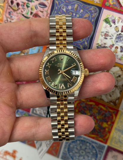 

Rolex Steel and Yellow Gold Datejust - 31 MM - Jubilee Bracelet - Fluted Bezel - Olive Green Diamond Roman Six Dial - 278273-0016