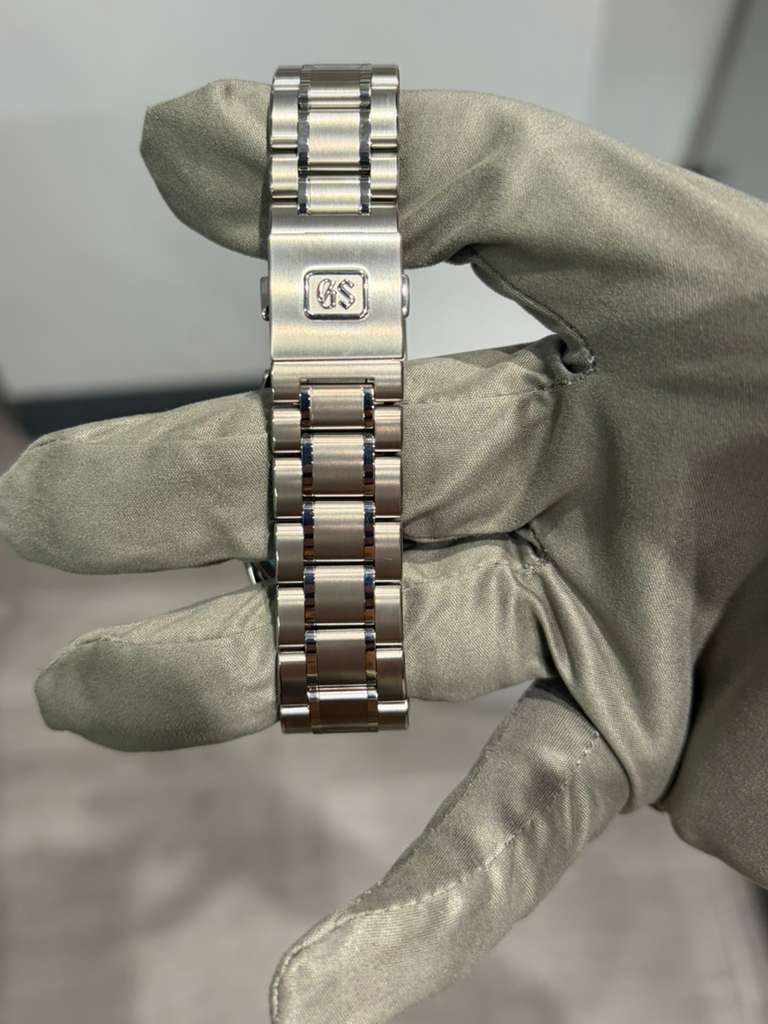 Grand Seiko - Heritage - 40 MM - Titanium - Pale Pink Dial - SBGA413