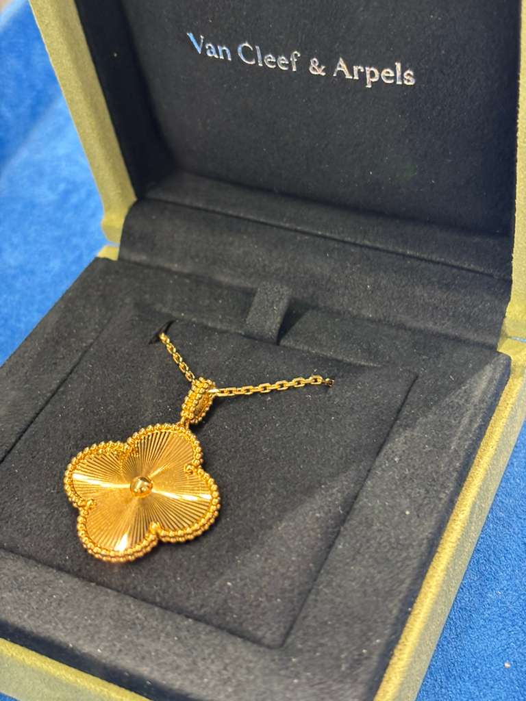 Van Cleef & Arpels Vintage Alhambra Necklace - 18k Yellow Gold - Guilloché - 1 Motif - VCARP4KO00
