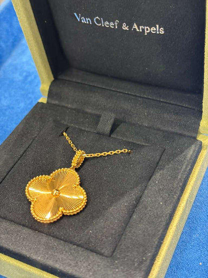 Van Cleef & Arpels Vintage Alhambra Necklace - 18k Yellow Gold - Guilloché - 1 Motif - VCARP4KO00