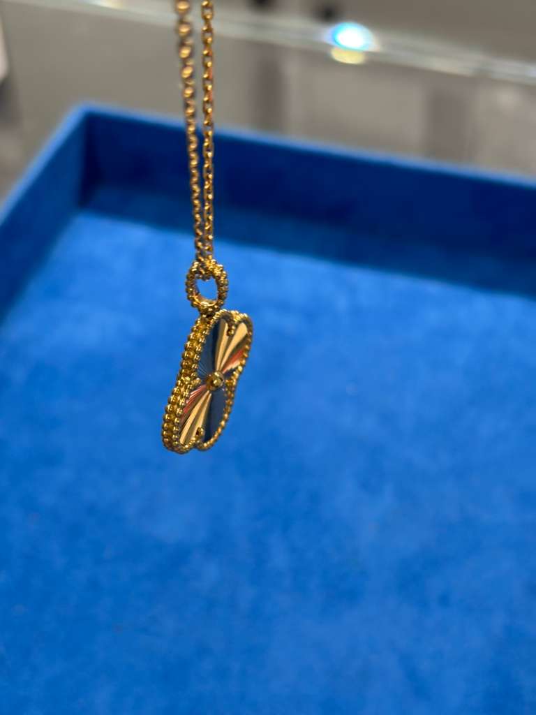 Van Cleef & Arpels Vintage Alhambra Necklace - 18k Yellow Gold - Guilloché - 1 Motif - VCARP4KO00