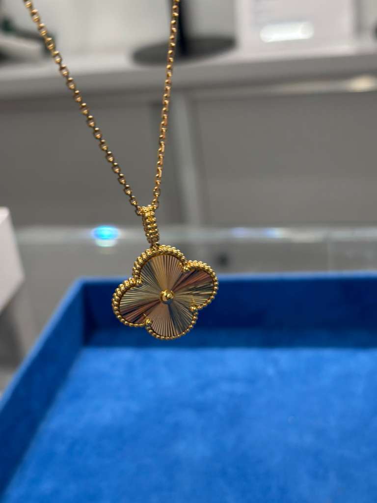 Van Cleef & Arpels Vintage Alhambra Necklace - 18k Yellow Gold - Guilloché - 1 Motif - VCARP4KO00