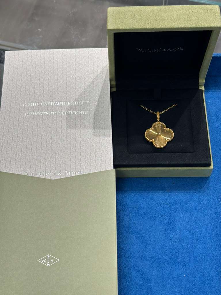 Van Cleef & Arpels Vintage Alhambra Necklace - 18k Yellow Gold - Guilloché - 1 Motif - VCARP4KO00