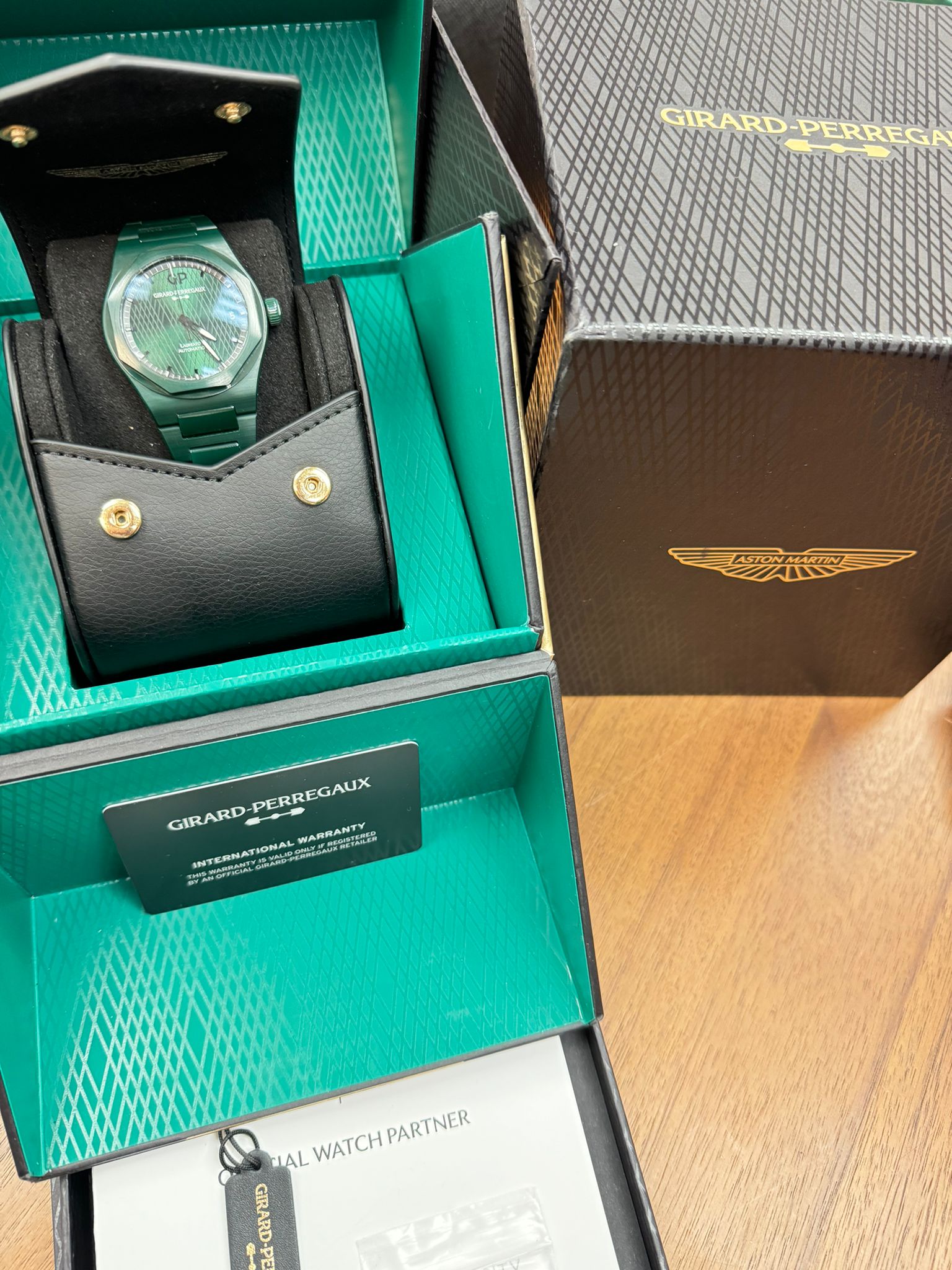 Girard-Perregaux Laureato Green Aston Ceramic 42 MM - Green Ceramic Bracelet - Green Dial - 81010-32-3081-1CX