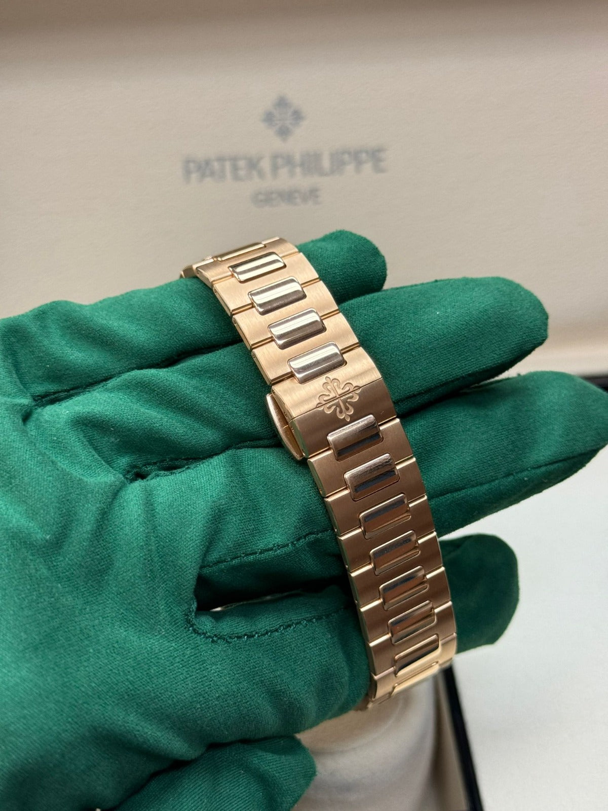 Patek Philippe Nautilus - 35.2 MM - Rose Gold - 7118/1200R-001