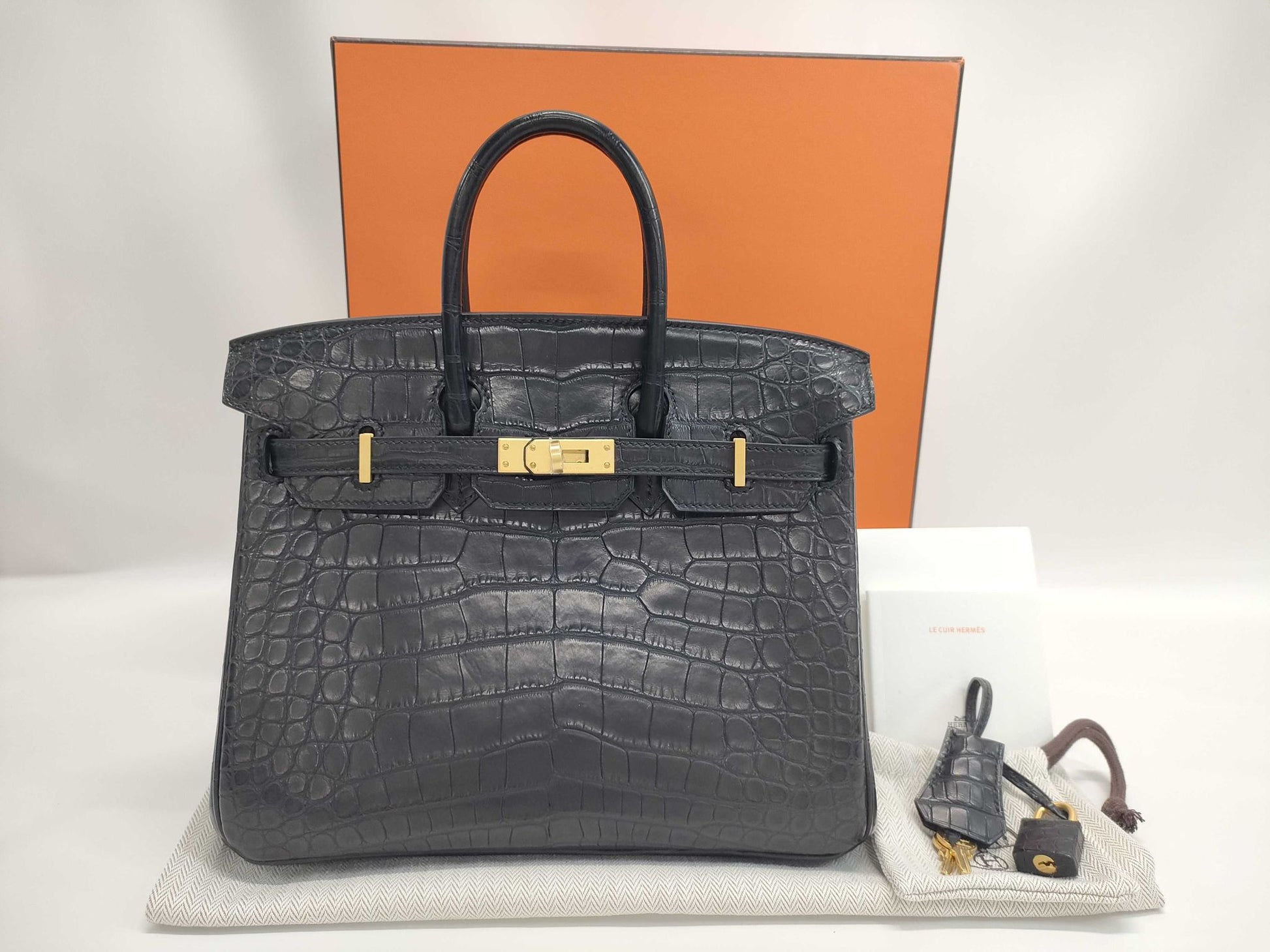 Hermès Birkin 25 - Black Matte Alligator - Gold Hardware - B25BMAGHW