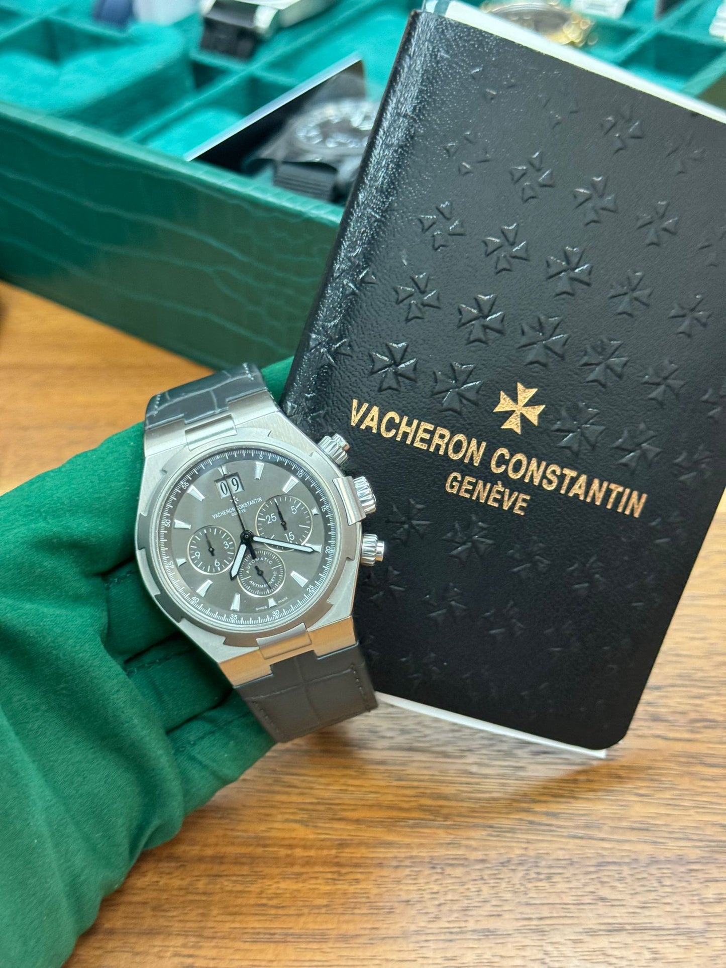 Vacheron - Constantin Overseas Chronograph SS - 43 MM - Stainless Steel - Grey Dial - 49150/000W